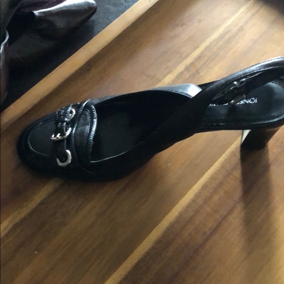 Jones of New York Genuine Leather strapped heel. - Picture 3 of 4